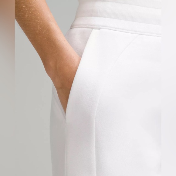 Lululemon Scuba High Rise Short 5” - Picture 4 of 5